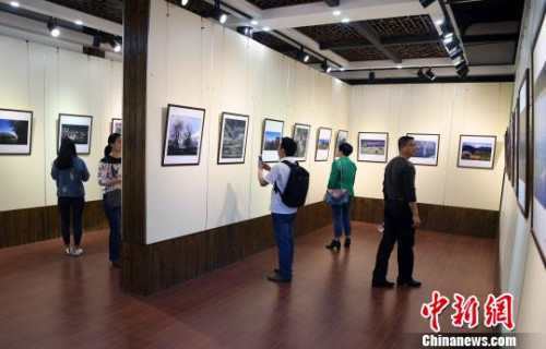 4月13日，《讀圖時(shí)代》——福建省華僑攝影學(xué)會(huì)攝影作品系列展首展在位于福州三坊七巷的福建華僑文化展示中心啟幕?！∮浾邉⒖筛?攝