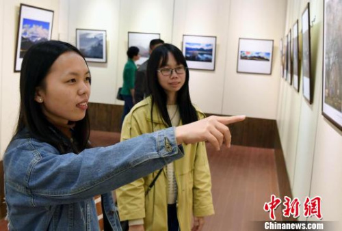 《讀圖時(shí)代》——福建省華僑攝影學(xué)會(huì)攝影作品系列展首展，共展出福建省華僑攝影學(xué)會(huì)的攝影作品共60多幅，攝影家們以獨(dú)特的視角，記錄下西藏、新疆的美好瞬間和發(fā)展的嶄新風(fēng)貌，吸引觀眾眼球。　記者劉可耕 攝