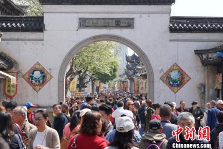 惠山古鎮(zhèn)內(nèi)游人如織?！O權(quán) 攝