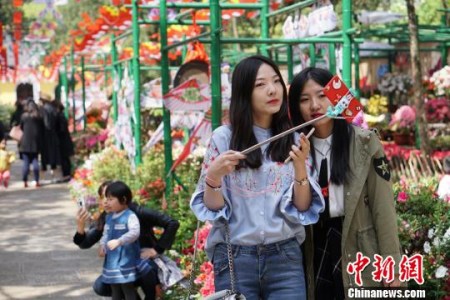 年輕人拿起自拍桿，在惠山古鎮(zhèn)留影?！O權(quán) 攝