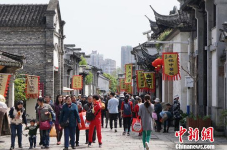 惠山古鎮(zhèn)有無錫歷史文化露天博物館的美譽，古鎮(zhèn)內(nèi)排列著80個姓氏的118座祠堂，構(gòu)成了獨特的“祠堂群”景觀。(孫權(quán) 攝)