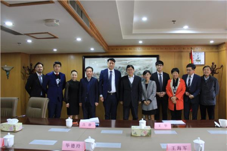 王華主任與訪問團(tuán)一行合影。