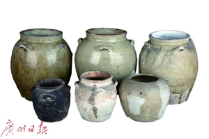 新會(huì)官?zèng)_窯出品的瓷器，兩者在各方面比較相似。