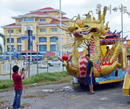 在本地難得一見的花車引起民眾注意，與花車拍照作紀念
