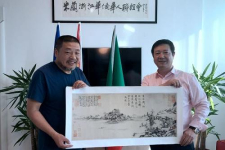 著名書畫家龐戎教授與米蘭浙江華僑華人聯(lián)誼會會長、銀河互贏機(jī)構(gòu)董事長朱金亮合影。