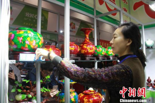 臺灣七彩玉展區(qū)?！≡鴿?攝
