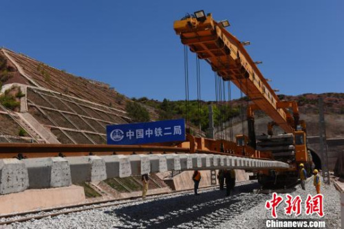 廣大鐵路擴(kuò)能改造工程鋪架現(xiàn)場(chǎng)。昆明鐵路局供圖