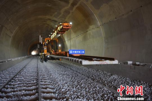 廣大鐵路擴(kuò)能改造工程鋪架現(xiàn)場(chǎng)。昆明鐵路局供圖