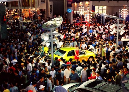 萬(wàn)頭攢動(dòng)看車(chē)展。