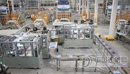 《江門制造2025》提出，要依托維達紙業(yè)、廣東華泰等造紙及紙制品龍頭骨干企業(yè)、銀洲湖紙業(yè)基地等，將互聯(lián)網(wǎng)技術(shù)與企業(yè)生產(chǎn)融合，打造成為輻射粵西乃至西南諸省的造紙核心區(qū)。