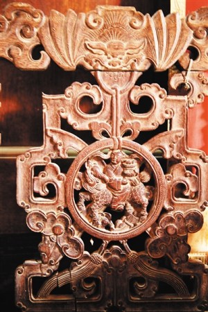 ?？谑行阌^(qū)榮山村，百年陳氏老宅里的精美木雕。 海南日?qǐng)?bào)記者 張茂 攝