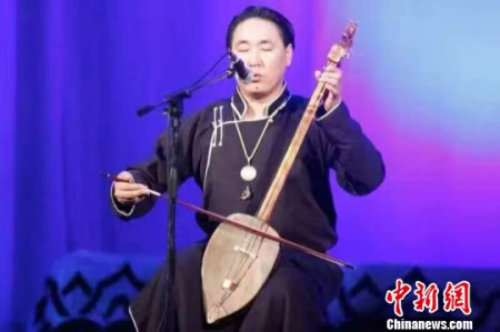 圖為青年呼麥表演者青龍的演出劇照。呼和浩特民族演藝集團(tuán) 供圖