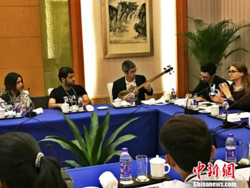 阿塞拜疆小伙子Fazil現(xiàn)場彈唱民族樂器塔爾琴?！⒅?攝
