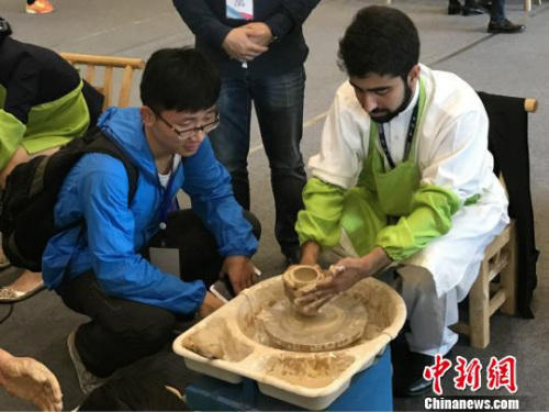 青年代表學(xué)習(xí)銅官窯瓷器制作?！⒅?攝