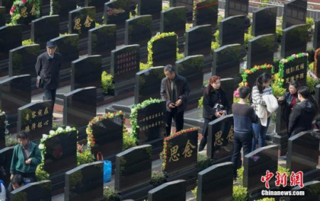 清明節(jié)期間，南京市民在當(dāng)?shù)匾惶幠箞@內(nèi)的墓碑前祭奠親人。(<a target='_blank' >中新社</a>發(fā) 泱波 攝)