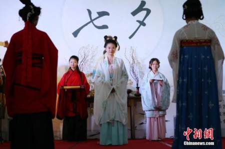 西安百余名漢服愛好者齊聚漢城湖畔，身著漢服向織女星乞求智巧，并以折紙、漢舞表演、茶藝展示等形式度過七夕。圖為“乞巧”祭拜。張遠(yuǎn) 攝