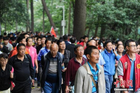 貴陽市民重陽節(jié)集體登上黔靈山望遠(yuǎn)。<a target='_blank' >中新社</a>記者 賀俊怡 攝