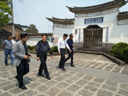 考察團走進騰越鎮(zhèn)下綺羅社區(qū)圖書館。