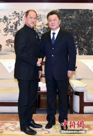 4月18日，國務(wù)院僑務(wù)辦公室副主任李剛在北京會見毛里求斯社會融合與經(jīng)濟(jì)增長部部長王純?nèi)f一行。<a target='_blank' >中新社</a>記者 張勤 攝