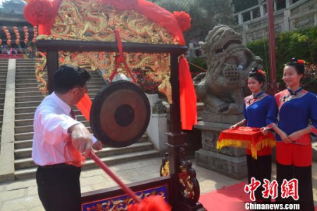 圖為莆田市原人大主任林國(guó)良先生為廟會(huì)啟動(dòng)儀式開(kāi)鑼?！×秩喝A 攝