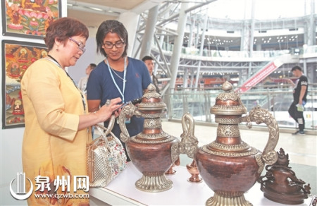 國(guó)際客商帶著當(dāng)?shù)靥厣a(chǎn)品參會(huì) (陳小陽(yáng) 攝) 國(guó)際客商帶著當(dāng)?shù)靥厣a(chǎn)品參會(huì) (陳小陽(yáng) 攝)