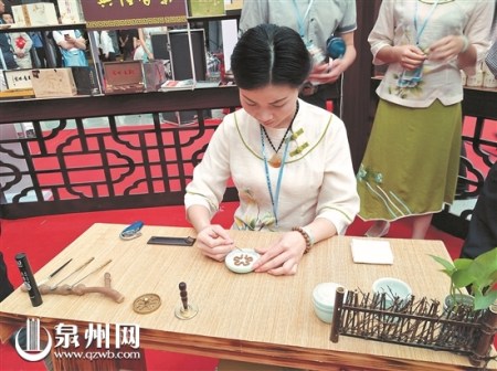 永春香道等泉州品牌齊聚石獅 (陳小陽(yáng) 攝) 永春香道等泉州品牌齊聚石獅 (陳小陽(yáng) 攝)