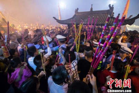 18日晚，媽祖信眾每人手持香火，將祖廟香爐圍得里外三層，等待零點(diǎn)時(shí)分的到來?！±钅宪?攝