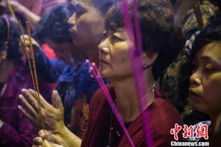 18日晚，媽祖信眾們虔誠膜拜、懇切許愿，臉上寫滿期待。　李南軒 攝