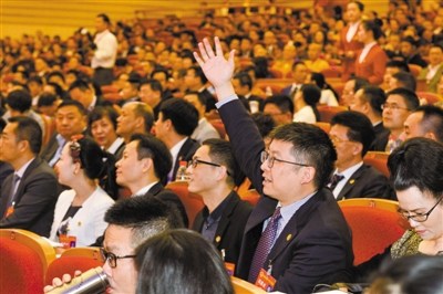 在委員即席發(fā)言環(huán)節(jié)中，委員們爭相發(fā)言，現(xiàn)場氣氛非?；钴S。