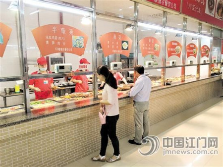 一些市民體驗(yàn)邑大食堂。肖開(kāi)剛/攝