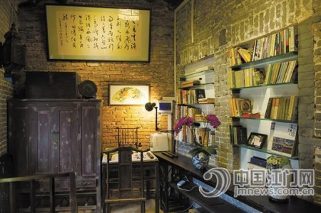 “一屋”的三樓書房古樸典雅。