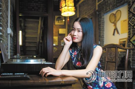 邑大學(xué)生在“一屋”欣賞留聲機的美妙樂曲。