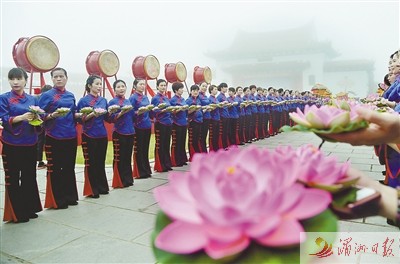 手捧蓮花寓意媽祖普渡眾生。
