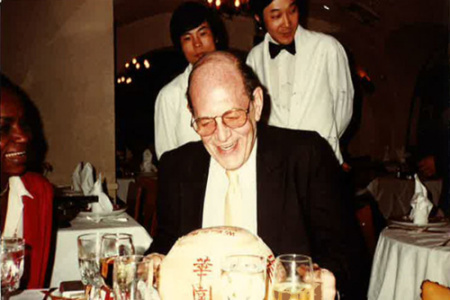 “華園”在70年代就吸引眾多外族裔顧客。(美國(guó)《世界日?qǐng)?bào)》/俞姝含 攝