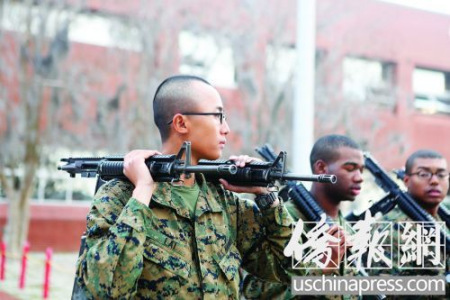 與戰(zhàn)友們一起進行射擊訓練。（美國《僑報》/陳沉 攝）