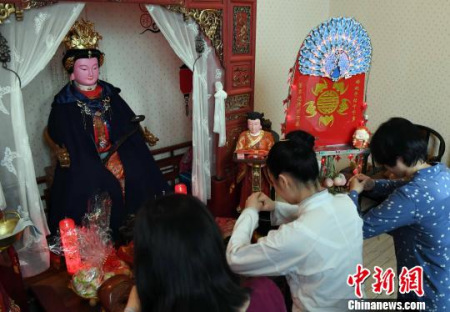 戴上鳳冠后的媽祖軟身神像接受信眾的拜謁。　記者劉可耕 攝