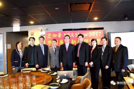 洪磊總領事、余鵬副總領事等總領館領事與美國中餐聯(lián)盟成員合照