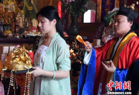 福州三坊七巷郎官巷天后宮舉行法會(huì)為媽祖軟身神像供奉鎏金鳳冠。　記者劉可耕 攝