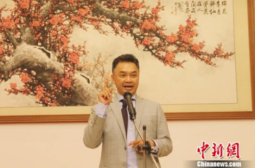 圖為印尼前副外長(zhǎng)、印尼“外交政策協(xié)會(huì)”創(chuàng)始人Dino出席招待會(huì)并致辭?！×钟纻?攝