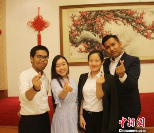 圖為兩國(guó)青年學(xué)生熱絡(luò)交流?！×钟纻?攝