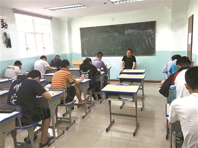 某華僑聯(lián)考培訓(xùn)機(jī)構(gòu)的菲律賓校區(qū)正在組織月考。（資料圖片）