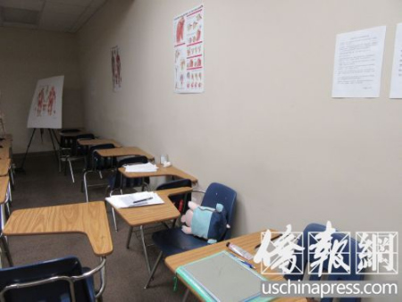 仁愛醫(yī)科大學按摩學院一間教室內還擺放著學習筆記等資料。（僑報記者翁羽攝）
