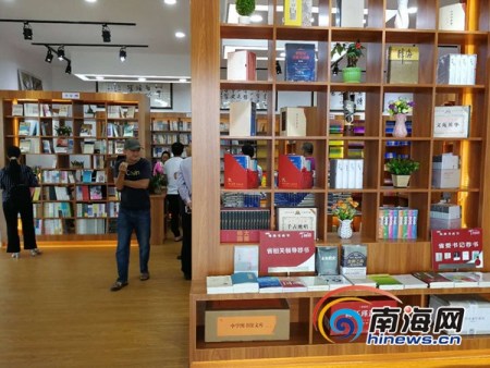 琳瑯滿目的圖書(shū)，讓讀者遨游知識(shí)的海洋中。通訊員 梁振瑋 攝