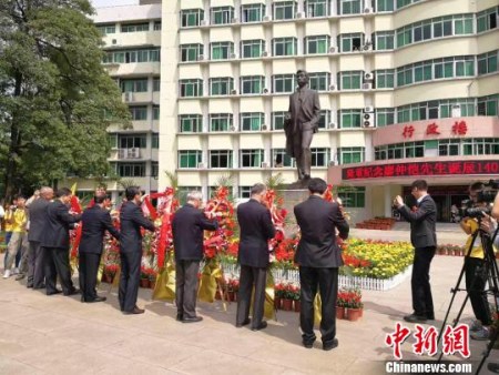 廣東省、港澳臺僑等各界人士向廖仲愷銅像敬獻(xiàn)花籃，并致三鞠躬?！≡S青青 攝