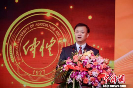 仲愷農(nóng)業(yè)工程學(xué)院迎來90周年校慶，圖為該校校長駱少明致辭?！×慰瓶?攝