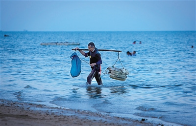 瓊海市潭門鎮(zhèn)海邊，捕魚歸來的漁民。