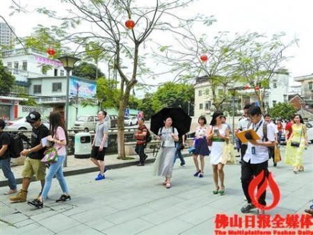 4月21日，華語作家、詩人采風團走進廣州大學城衛(wèi)星城采風。