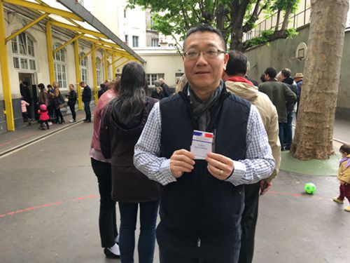 王曉杰參加投票。((法國《歐洲時(shí)報(bào)》/孔帆 攝)