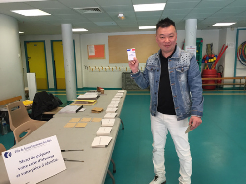 在投票站，胡國榮還帶來了自己太太的委托選票。((法國《歐洲時(shí)報(bào)》/孔帆 攝)
