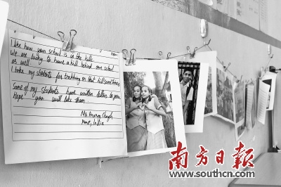 在趙一蓉的班上，掛有不少?gòu)膰?guó)外寄來(lái)的明信片。